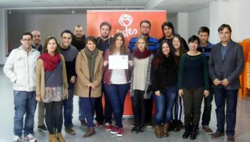 Miralles al costat dels joves del PSIB han mostrat un cartell en suport a Charlie Hebdo.