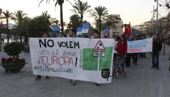 Més de 300 persones han recorregut els carrers del port d'Alcúdia per protestar en contra de la importació de residus. El lema de la protesta ha estat 'No volem ser el femer d'Europa'.
