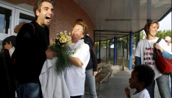 Emili Gallardo, rebut per amics i familiars a la seva sortida de la presó de Palma, on passà nou dies per ordre de la jutgessa.