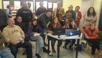 Diversos militants segueixen en directe els resultats de les eleccions gregues a la seu de Palma.