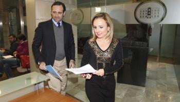 La portaveu parlamentària dels populars, Mabel Cabrer, ha acompanyat el president Bauzá en la seva trobada davant els mitjans.