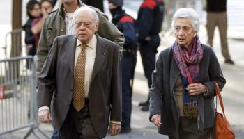 El matrimoni Pujol Ferrusola ha hagut de suportar alguns crits a la seva entrada als jutjats.