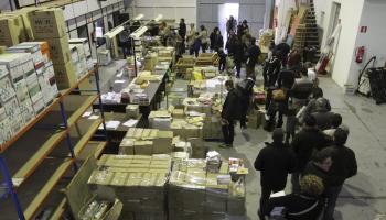 Un bon nombre de compradors fan coa per endur-se'n alguna de les obres a bon preu de l'Editorial Moll.