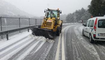 Les màquines treballen a la Serra, on fa hores que cau precipitació en forma de neu.
