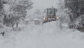 Una màquina intenta fer net una de les vies més afectades de la serra.