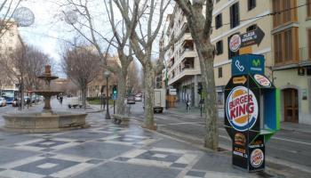 Per a Arca, aquesta instal·lació trenca la imatge del cèntric passeig.