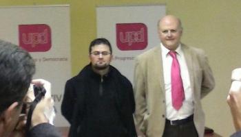<p>Horrach (esquerra), al costat del candidat d'UPyD a la batlia de Manacor.</p>
