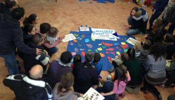 <p>Imatge d'un dels tallers organitzats per a fer els distints elements de la disfressa.</p>