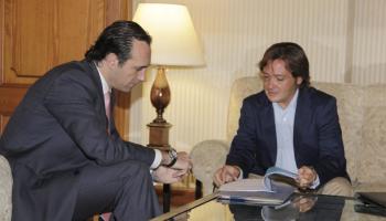 La proposta de Campos al servei de "garantir els drets dels parlants d'ambdues llengües" està avalada per la catedràtica sueca. A la imatge, Bauzá i el president del Círculo al principi de la legislatura.