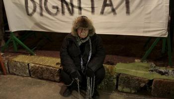Santandreu, encadenat a la porta de la Casa Llarga.