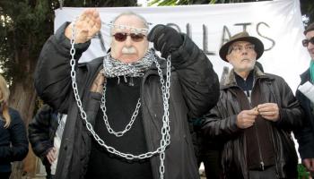 Jaume Santandreu continua la seva lluita argollat a la Casa Llarga. Reclama un espai i diu que no partirà fins que tinguin una nau perquè els pobres puguin continuar amb el seu treball. 