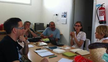 Diversos membres de MenorcaEdu21 durant una reunió per concretar el calendari d'actuacions.