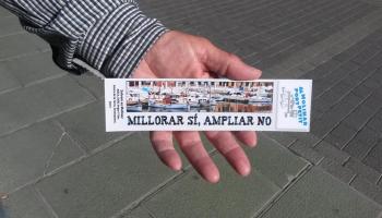 El punt de llibre té una fotografia del Minar on es veu la integració harmoniosa del mar i les cases. 