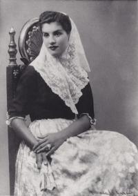 Dona Maritín, fotografiada amb el vestit típic