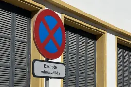 «Les institucions han de donar exemple»: Demanen retirar la paraula «minusvàlids» dels senyals de Maria de la Salut