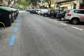 El carrer Reis Catòlics, amb zona ORA només a la vorera de nombres senars