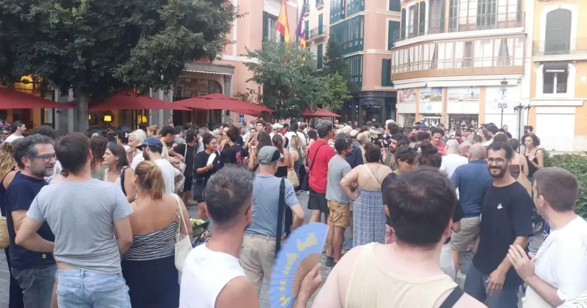 Més de 300 persones sopen a la plaça de Cort malgrat la prohibició de l’Ajuntament