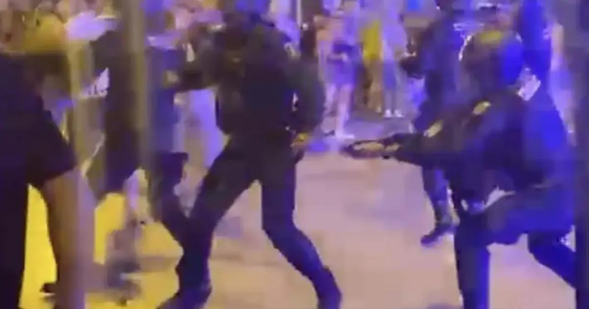 Salvatge actuació de la policia espanyola contra manifestants pacífics i periodistes: cinc persones ferides