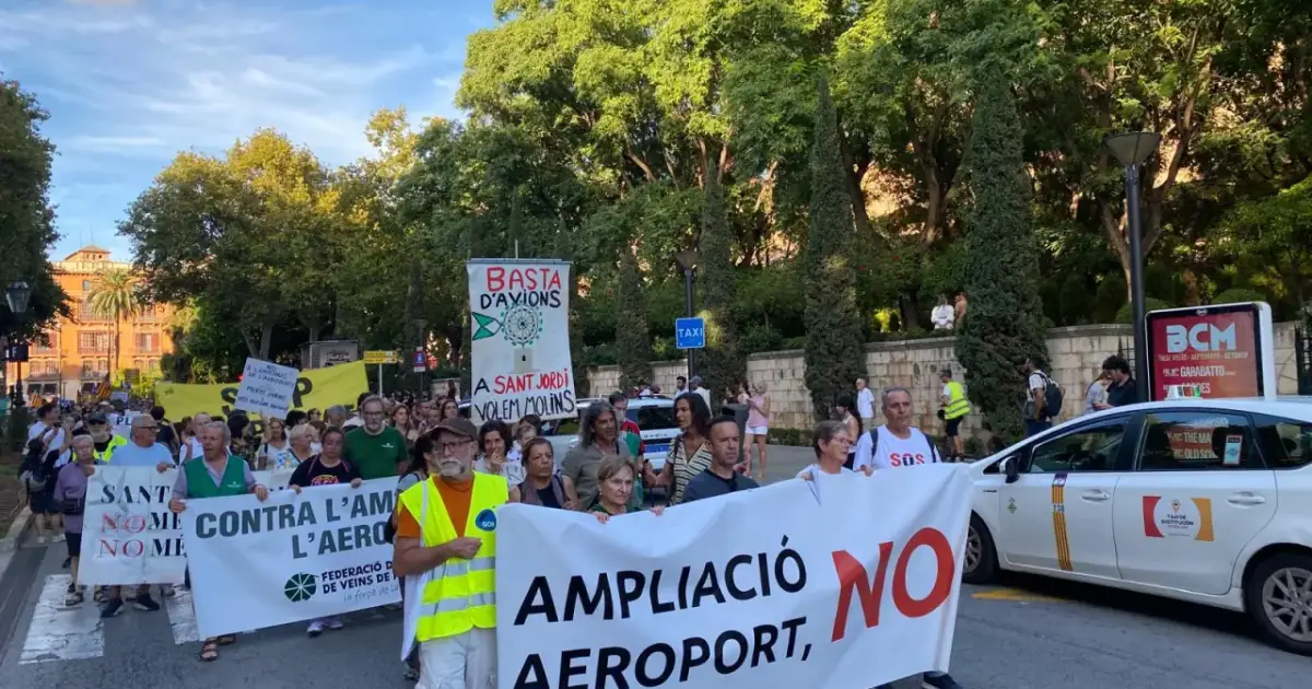 Milers de persones es mobilitzen a Palma i Eivissa contra les ampliacions dels aeroports